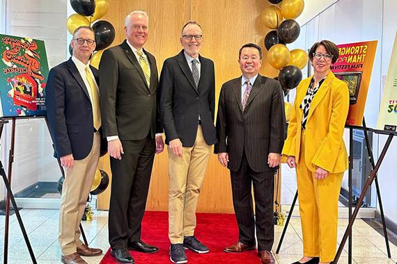 Jonathan Murray with 威尼斯人赌场app leaders